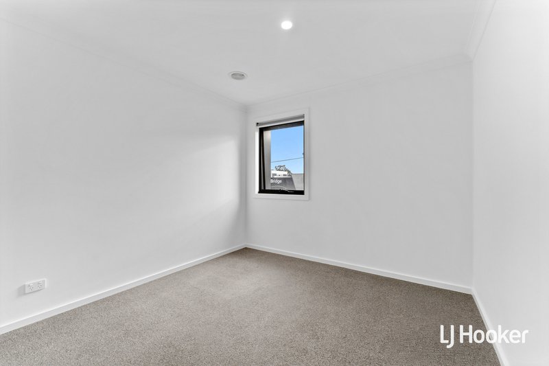 Photo - 18 Slattery Place, Pakenham VIC 3810 - Image 10