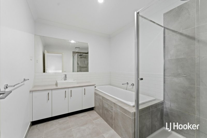 Photo - 18 Slattery Place, Pakenham VIC 3810 - Image 11