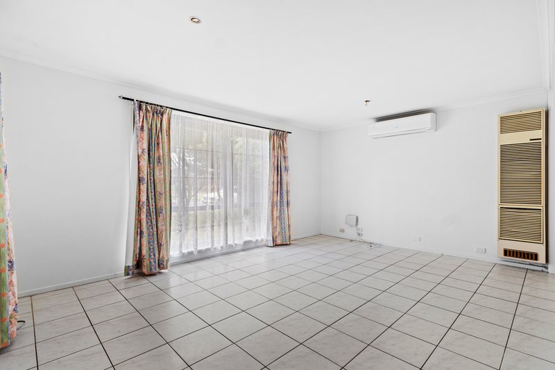 Photo - 18 Smoult Drive, Kurunjang VIC 3337 - Image 2