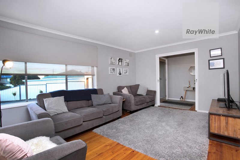 Photo - 18 Snaefell Crescent, Gladstone Park VIC 3043 - Image 11