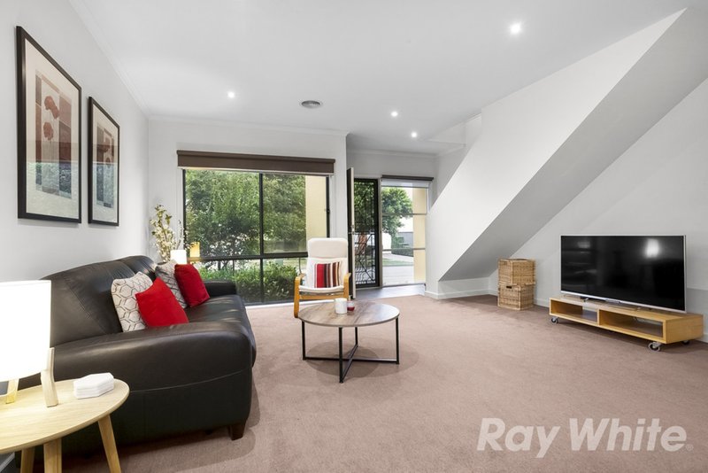 Photo - 18 Southampton Drive, Mulgrave VIC 3170 - Image 2