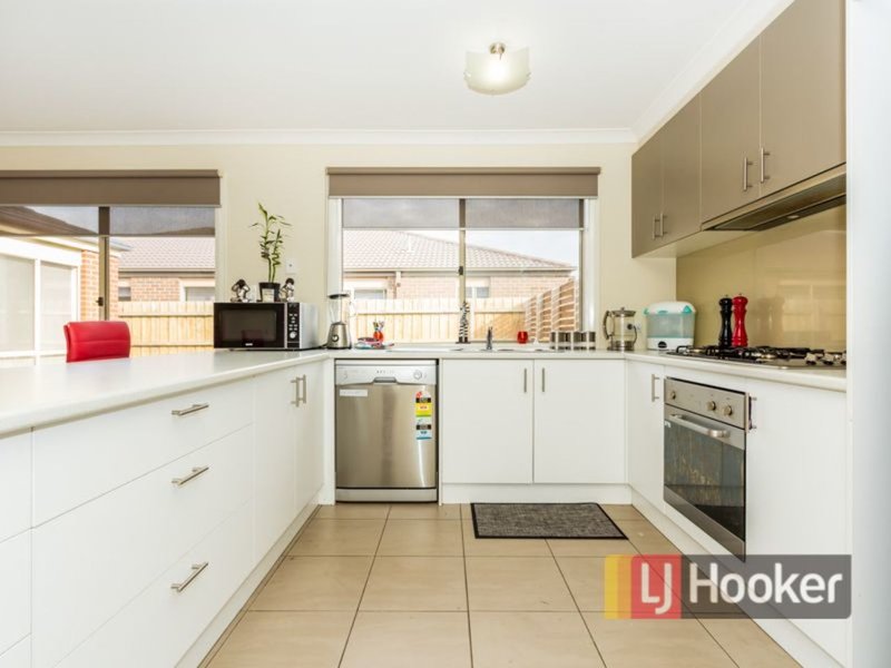 Photo - 18 Spinebill Court, Pakenham VIC 3810 - Image 8