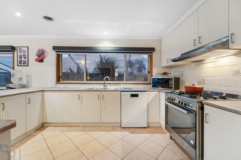 Photo - 18 St Andrews Drive, Werribee VIC 3030 - Image 4