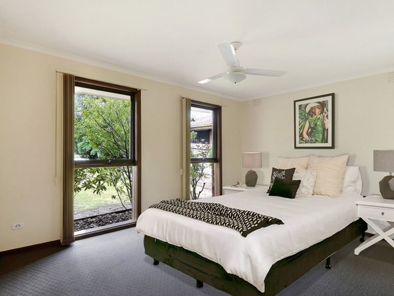 Photo - 18 St Boswells Avenue, Berwick VIC 3806 - Image 6