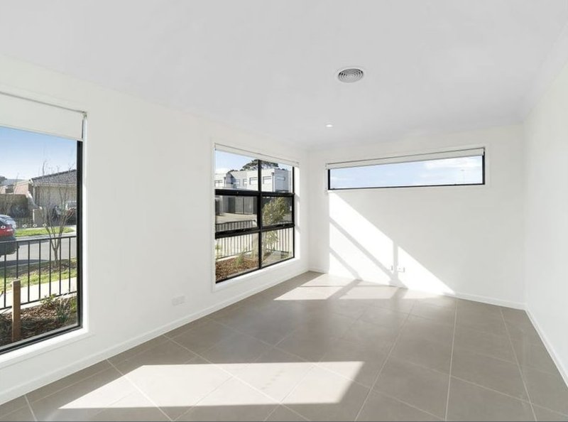 Photo - 18 St Martin Way, Pakenham VIC 3810 - Image 4