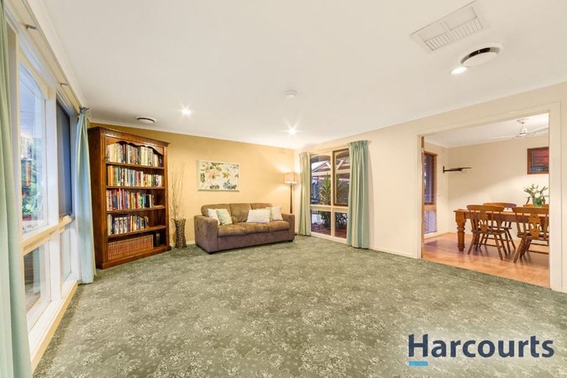 Photo - 18 St Martins Court, Wantirna South VIC 3152 - Image 4