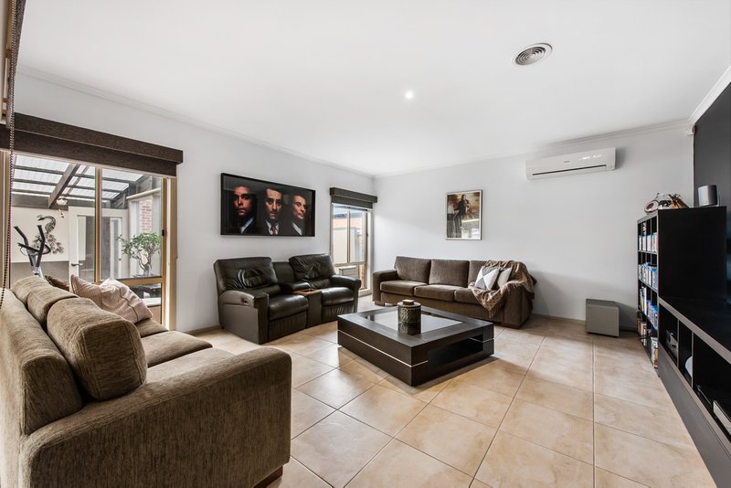 Photo - 18 St Vincent Way, Caroline Springs VIC 3023 - Image 3