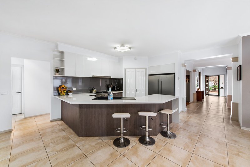 Photo - 18 St Vincent Way, Caroline Springs VIC 3023 - Image 6