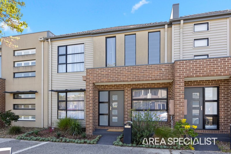 Photo - 18 Stonebridge Lane, Pakenham VIC 3810 - Image 2