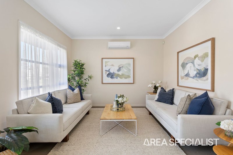 Photo - 18 Stonebridge Lane, Pakenham VIC 3810 - Image 4