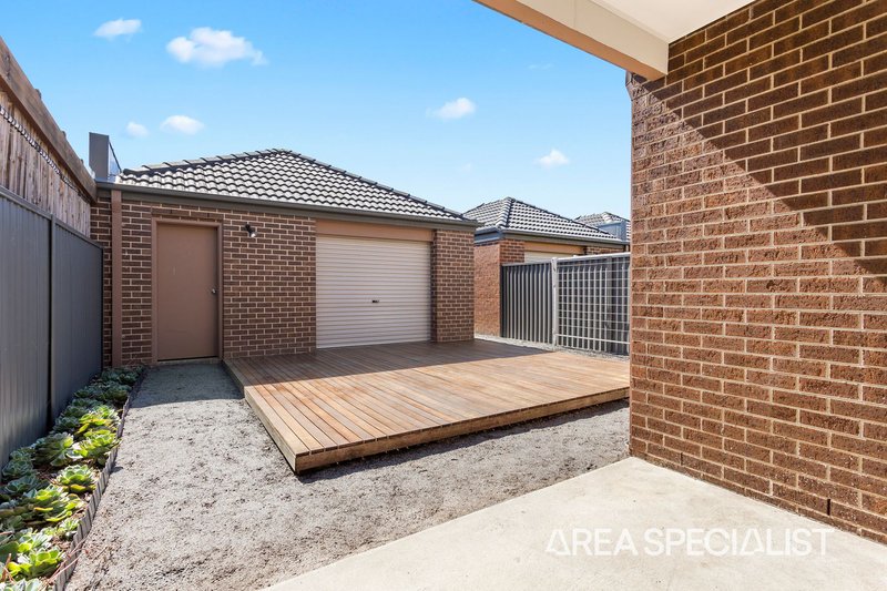 Photo - 18 Stonebridge Lane, Pakenham VIC 3810 - Image 13