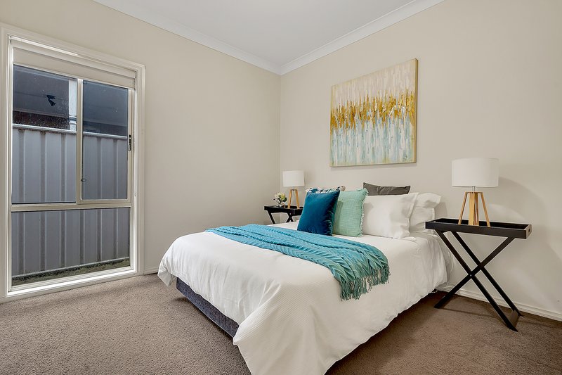 Photo - 18 Stoneleigh Place, Craigieburn VIC 3064 - Image 7