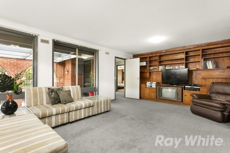 Photo - 18 Strada Crescent, Wheelers Hill VIC 3150 - Image 3