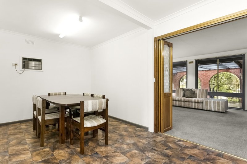 Photo - 18 Strada Crescent, Wheelers Hill VIC 3150 - Image 5