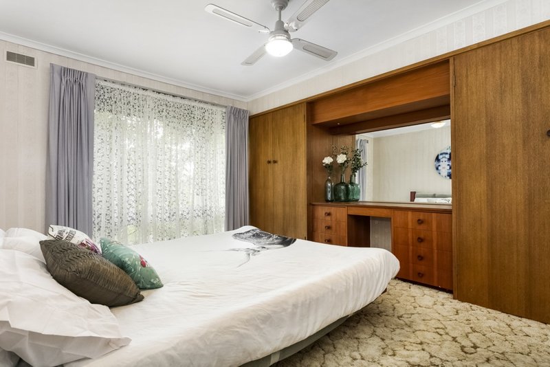 Photo - 18 Strada Crescent, Wheelers Hill VIC 3150 - Image 7