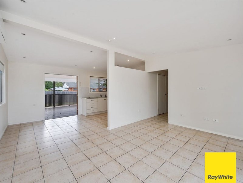 Photo - 18 Stuart Street, Woodridge QLD 4114 - Image 3