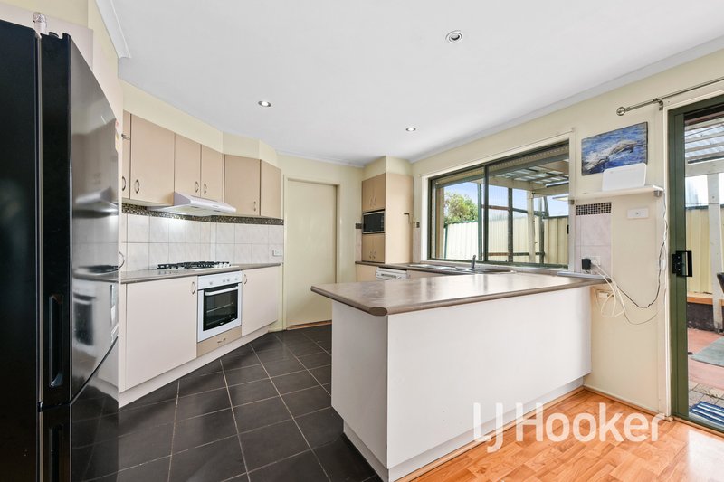 Photo - 18 Summit Court, Hampton Park VIC 3976 - Image 3