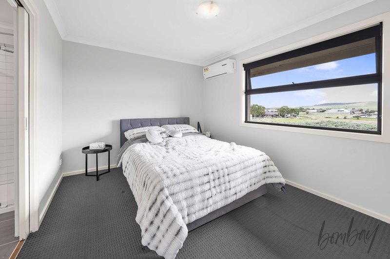 Photo - 18 Swagman Walk, Wollert VIC 3750 - Image 7