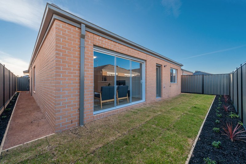 Photo - 18 Tarrion Rise, Craigieburn VIC 3064 - Image 15