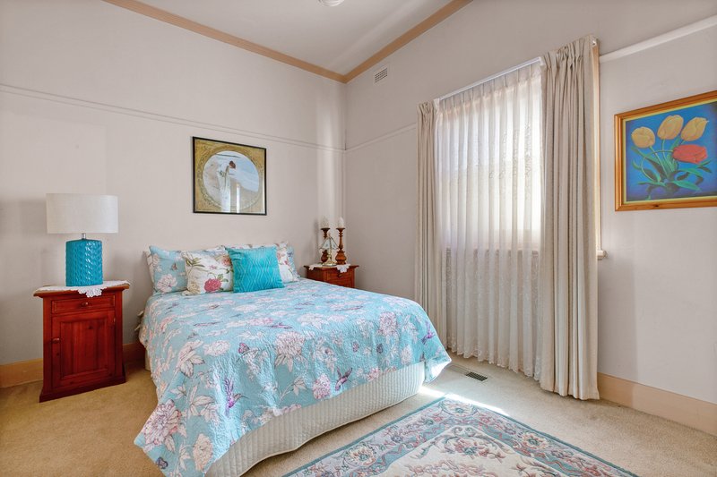 Photo - 18 Thackeray Road, Reservoir VIC 3073 - Image 6