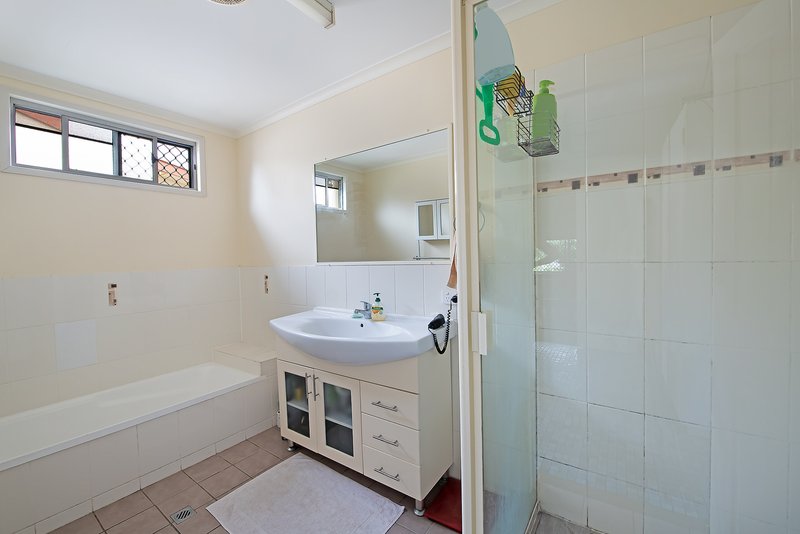 Photo - 18 The Crescent, Kallangur QLD 4503 - Image 12