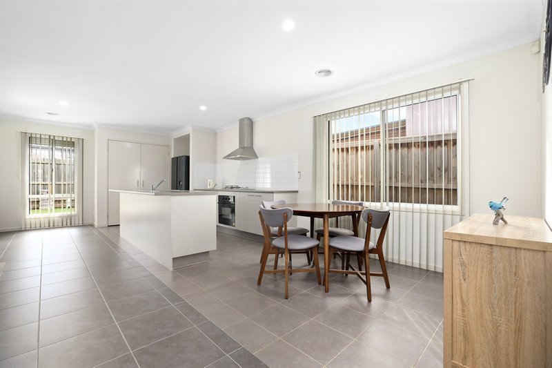 Photo - 18 Timbarra Drive, Werribee VIC 3030 - Image 3