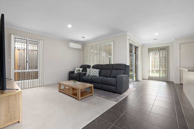 Photo - 18 Timbarra Drive, Werribee VIC 3030 - Image 7