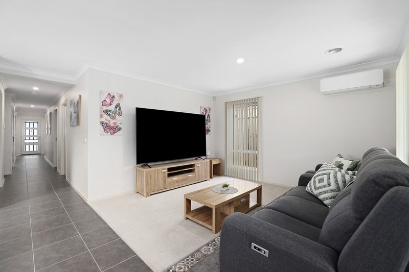 Photo - 18 Timbarra Drive, Werribee VIC 3030 - Image 9