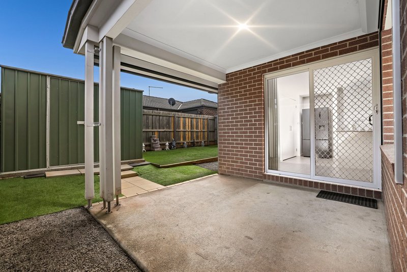 Photo - 18 Timbarra Drive, Werribee VIC 3030 - Image 16