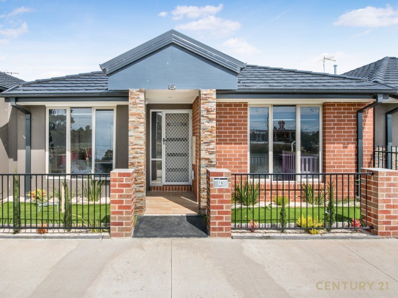 18 Titan Lodge Walk, Pakenham VIC 3810