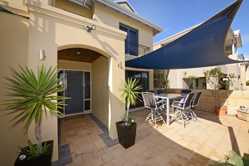 Photo - 18 Torquay Pass, Mindarie WA 6030 - Image 3