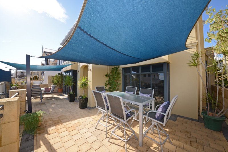 Photo - 18 Torquay Pass, Mindarie WA 6030 - Image 5