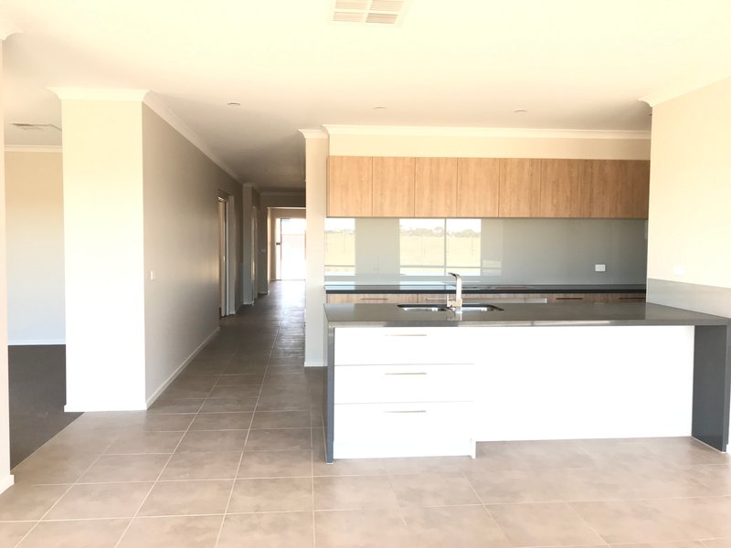 Photo - 18 Trajectory Drive, Tarneit VIC 3029 - Image 4