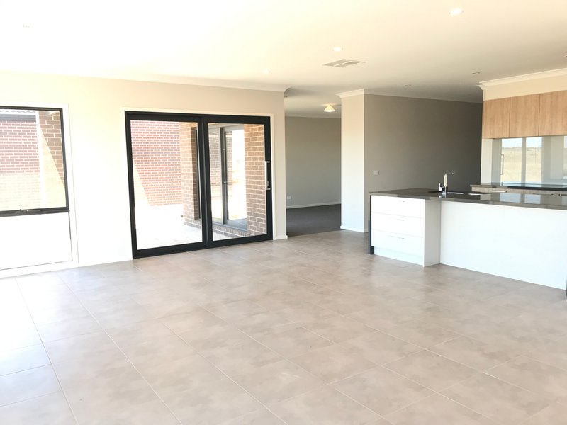 Photo - 18 Trajectory Drive, Tarneit VIC 3029 - Image 6