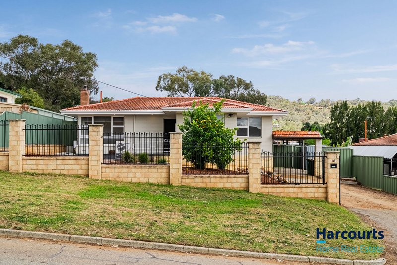 Photo - 18 Travers Gardens, Kelmscott WA 6111 - Image 1