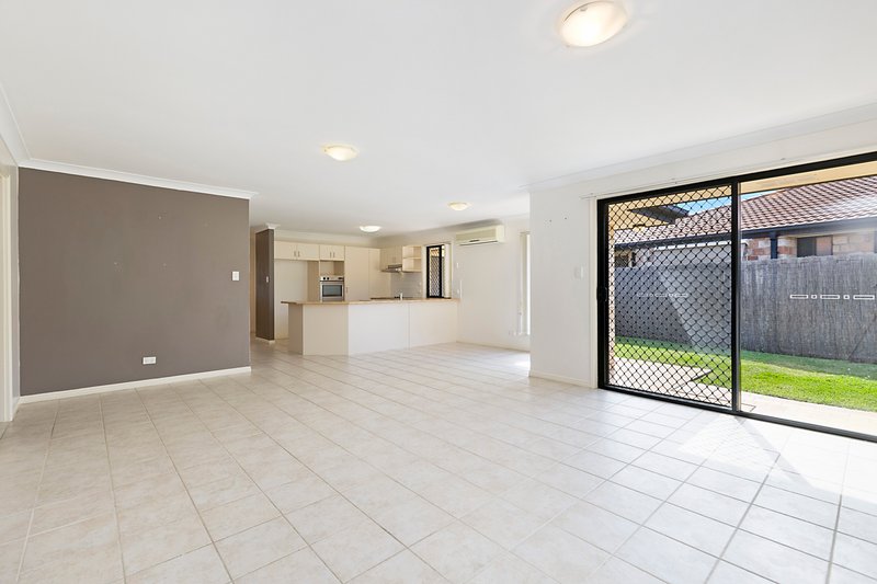 Photo - 18 Tussock Crescent, Elanora QLD 4221 - Image 4