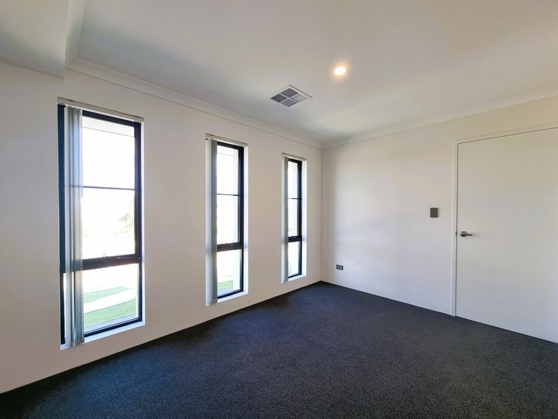 Photo - 18 Vasto Loop, Hammond Park WA 6164 - Image 3