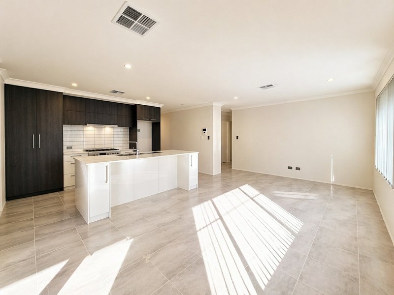 Photo - 18 Vasto Loop, Hammond Park WA 6164 - Image 6