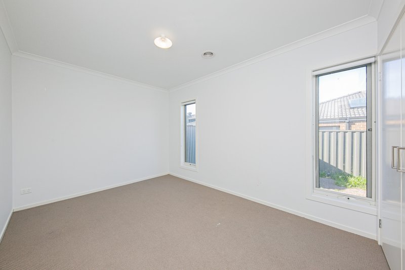 Photo - 18 Vesna Avenue, Clyde North VIC 3978 - Image 10