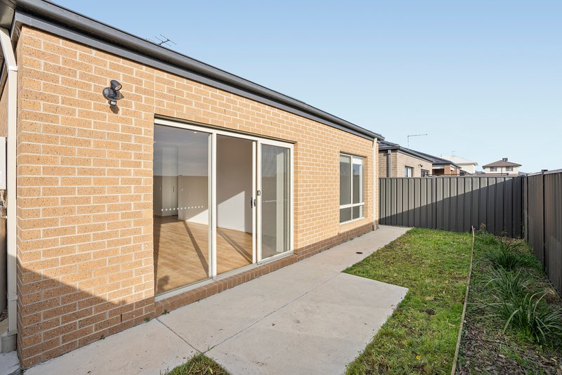 Photo - 18 Vetara Street, Berwick VIC 3806 - Image 6