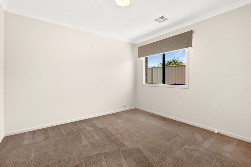 Photo - 18 Victory Drive, Pakenham VIC 3810 - Image 6