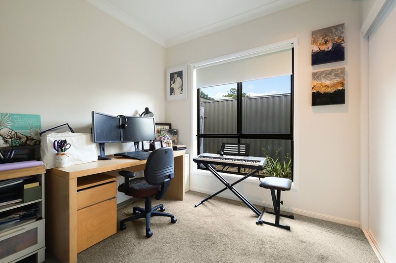 Photo - 18 Watford Crescent, Molendinar QLD 4214 - Image 12