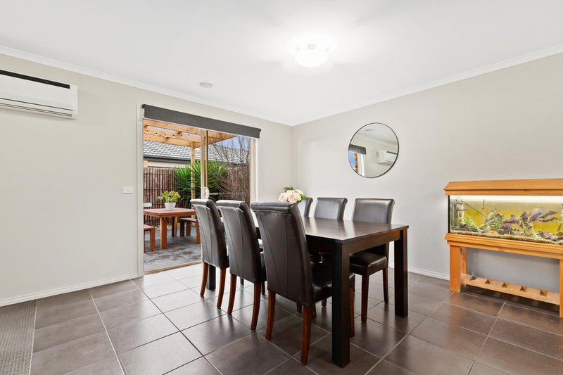 Photo - 18 Weebill Way, Pakenham VIC 3810 - Image 4