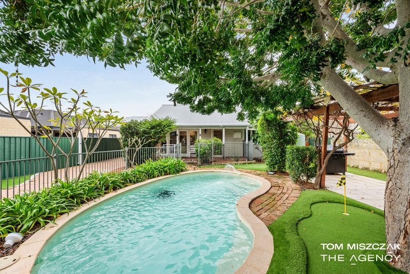 Photo - 18 Wellington Street, Queens Park WA 6107 - Image 1