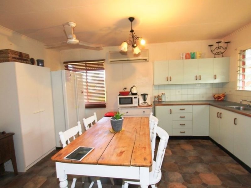 Photo - 18 White Street, Emerald QLD 4720 - Image 3