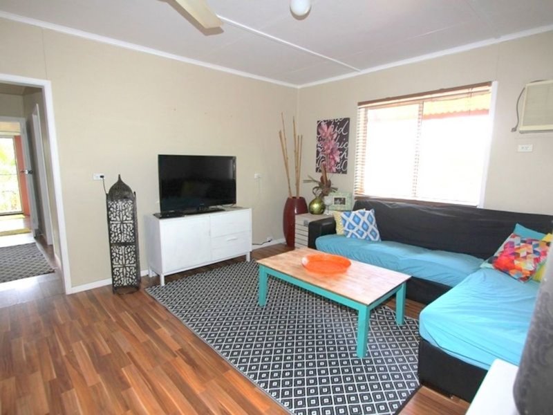 Photo - 18 White Street, Emerald QLD 4720 - Image 4