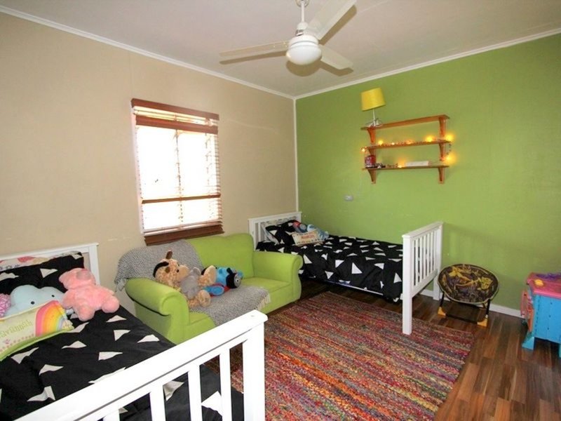 Photo - 18 White Street, Emerald QLD 4720 - Image 6