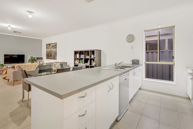 Photo - 18 William Hovell Pass, Craigieburn VIC 3064 - Image 9