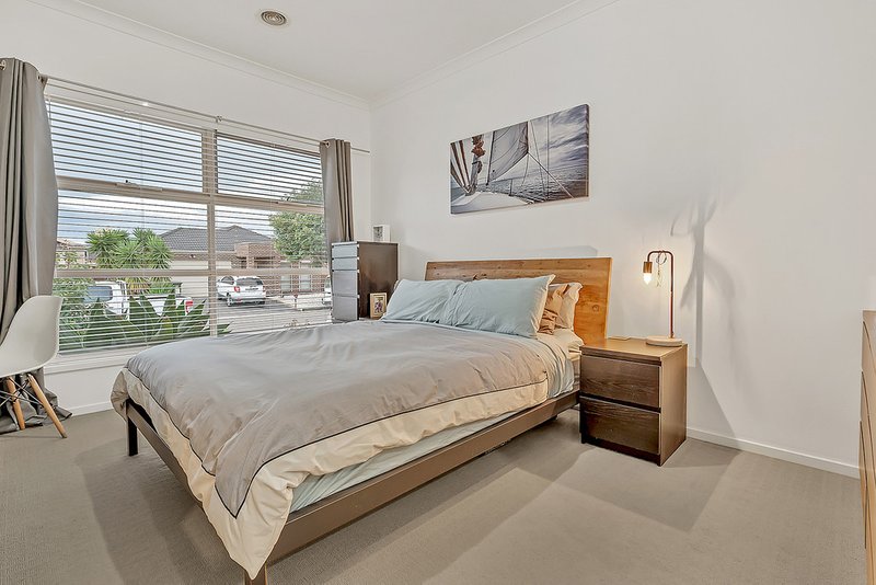 Photo - 18 William Hovell Pass, Craigieburn VIC 3064 - Image 11