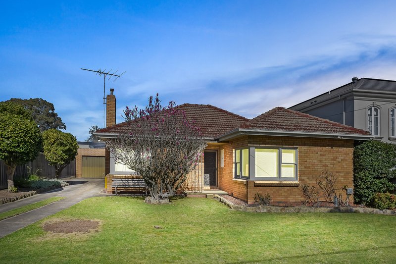Photo - 18 Winbourne Road, Mount Waverley VIC 3149 - Image 1